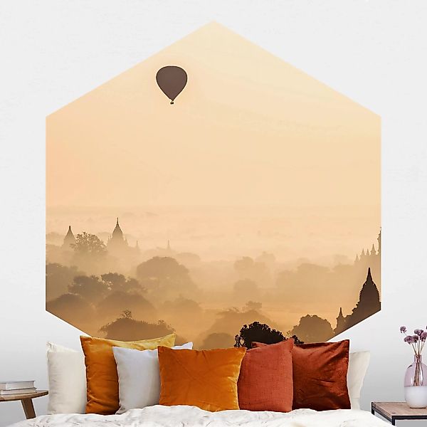 Hexagon Fototapete selbstklebend Heißluftballon im Nebel günstig online kaufen