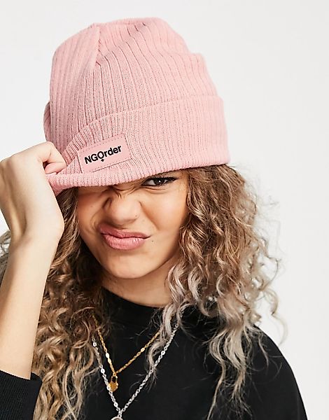 New Girl Order – Gerippte Strickmütze mit Logo-Aufnäher-Rosa günstig online kaufen