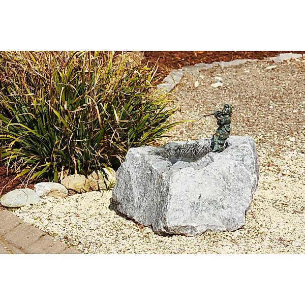 Gartenbrunnen Granittrog mit Bronze Junge Fabio günstig online kaufen