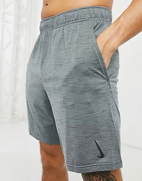 Nike – Yoga Hyperdry – Shorts in Grau günstig online kaufen