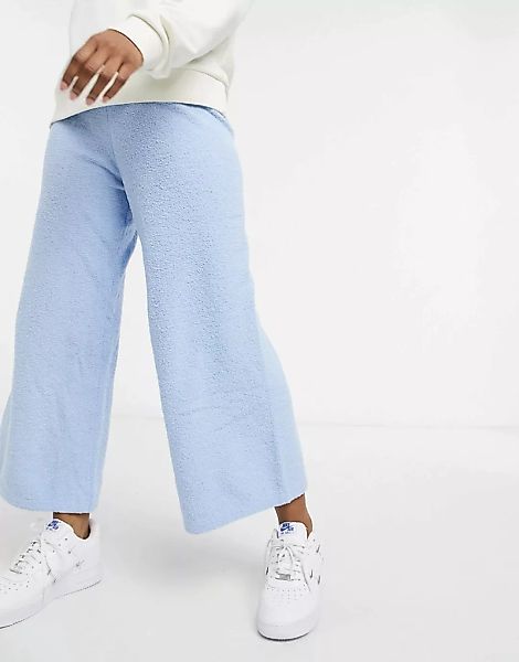 Monki – Calah – Weit geschnittene Hose aus flauschigem Strick in Hellblau, günstig online kaufen