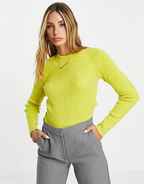 Levi's – Gerippter Pullover in warmem Olivgrün mit Logoetikett-Gelb günstig online kaufen