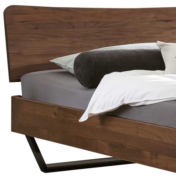 Tiefes Bettgestell aus Nussbaum Massivholz und Stahl Industry und Loft Stil günstig online kaufen