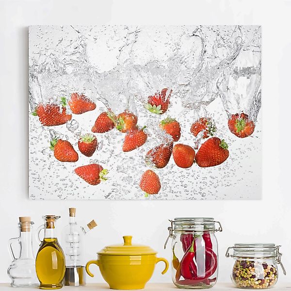 Leinwandbild Küche - Querformat Frische Erdbeeren im Wasser günstig online kaufen