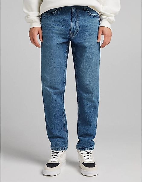 Bershka – Jeans mit geradem Bein in Mittelblau günstig online kaufen