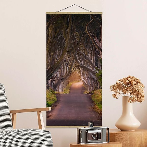 Stoffbild Landschaft mit Posterleisten - Hochformat Tunnel aus Bäumen günstig online kaufen