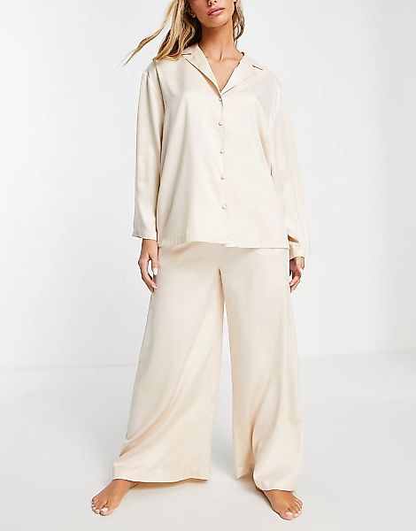 Topshop – Oversize-Pyjama aus Satin mit Hemd und Hose in Ecru-Weiß günstig online kaufen