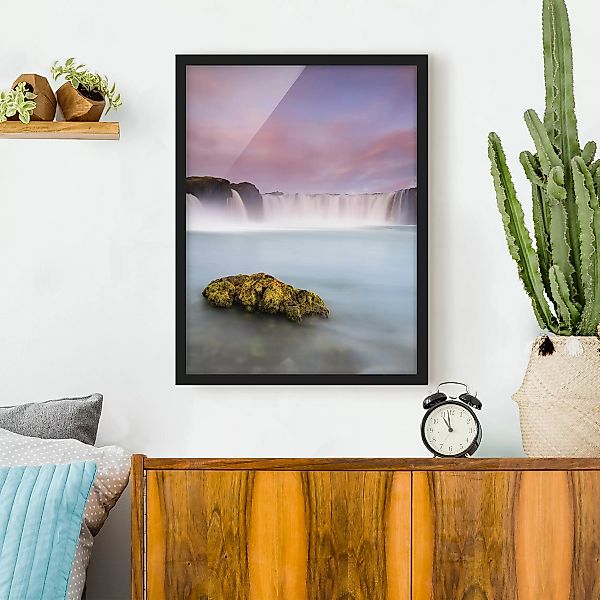 Bild mit Rahmen - Hochformat Goðafoss und der Mond günstig online kaufen