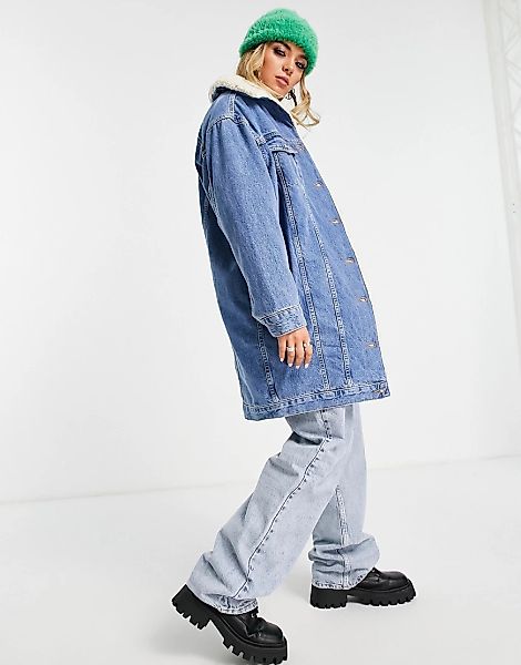 Topshop – Lang geschnittene Jeansjacke aus recycelter Baumwolle in Mittelbl günstig online kaufen