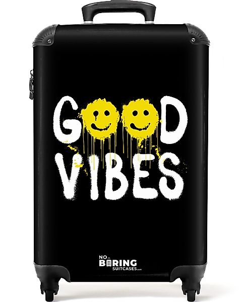 NoBoringSuitcases.com© Hartschalen-Trolley Zitat "Good Vibes" als günstig online kaufen
