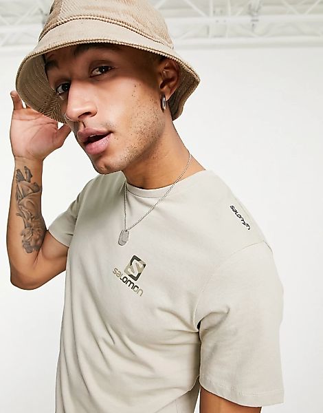 Salomon – Outlife – T-Shirt in Grau mit Rückenprint günstig online kaufen