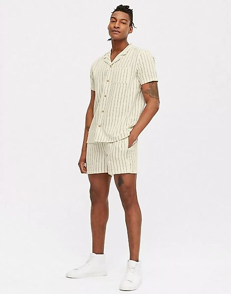 New Look – Shorts mit Nadelstreifen in Creme-Weiß günstig online kaufen