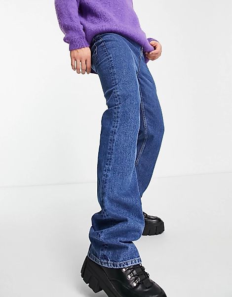 ASOS DESIGN – Ausgestellte Jeans in dunkler Stone-Waschung-Blau günstig online kaufen