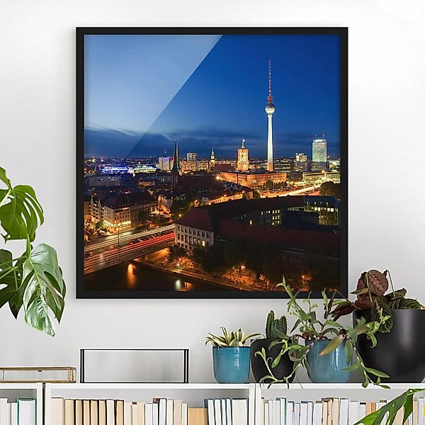 Bild mit Rahmen Architektur & Skyline - Quadrat Fernsehturm bei Nacht günstig online kaufen