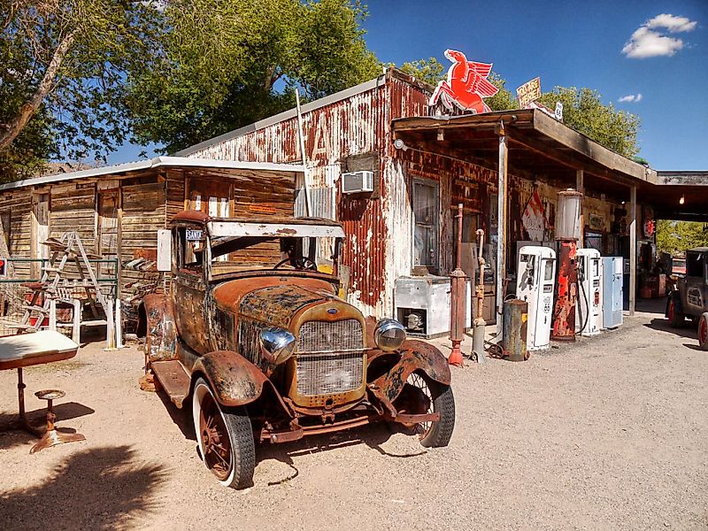 Papermoon Fototapete "Alte verlassene Tankstelle" günstig online kaufen