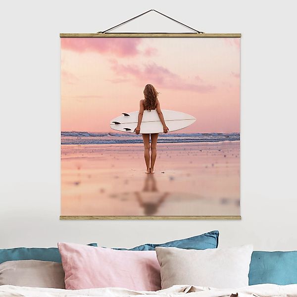 Stoffbild mit Posterleisten Surfergirl mit Board im Abendrot günstig online kaufen