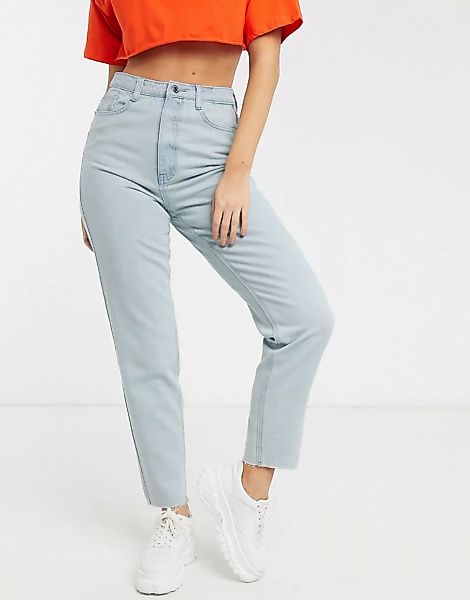 Missguided – Hellblaue Mom-Jeans mit Fransensaum günstig online kaufen