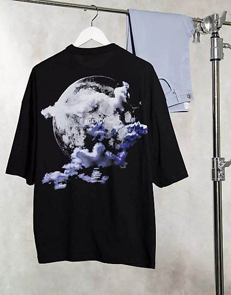 ASOS DESIGN – Oversize-T-Shirt in Schwarz mit Mond- & Wolkenprint auf der R günstig online kaufen