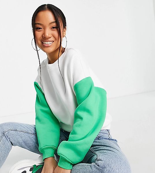 ASOS DESIGN Petite – Cocoon-Sweatshirt in Weiß mit farblich abgesetzten Ärm günstig online kaufen