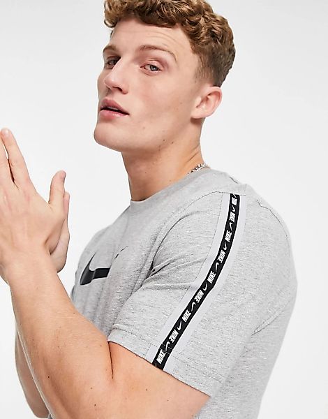 Nike – Repeat – T-Shirt in Grau mit Zierstreifen und Swoosh-Logo günstig online kaufen