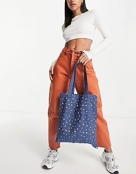 ASOS DESIGN – Shopper-Tasche aus Denim mit Sternzeichenprint-Blau günstig online kaufen
