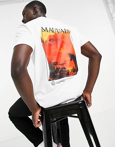 Mauvais – T-Shirt in Weiß mit aufgedruckter Landschaft auf dem Rücken günstig online kaufen