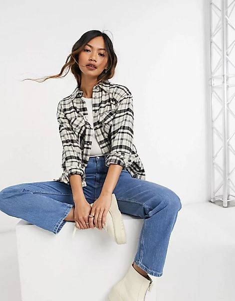 ASOS DESIGN – Shirtjacke mit Gürtel in Creme und Schwarz kariert-Mehrfarbig günstig online kaufen