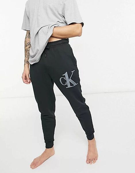 Calvin Klein – CK One – Lounge – Schwarze Jogginghose mit seitlichem Logo günstig online kaufen