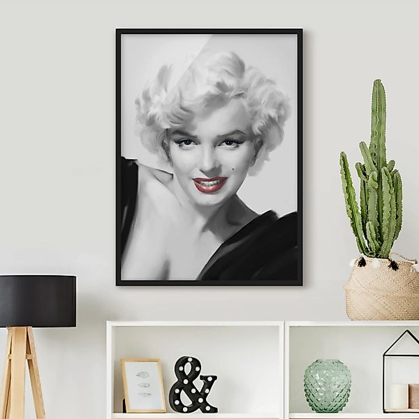 Bild mit Rahmen - Hochformat Marilyn auf Sofa günstig online kaufen