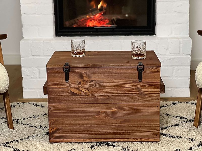 Holztruhe dunkelbraun mit schwarzen Vintage Eisenbeschlägen günstig online kaufen