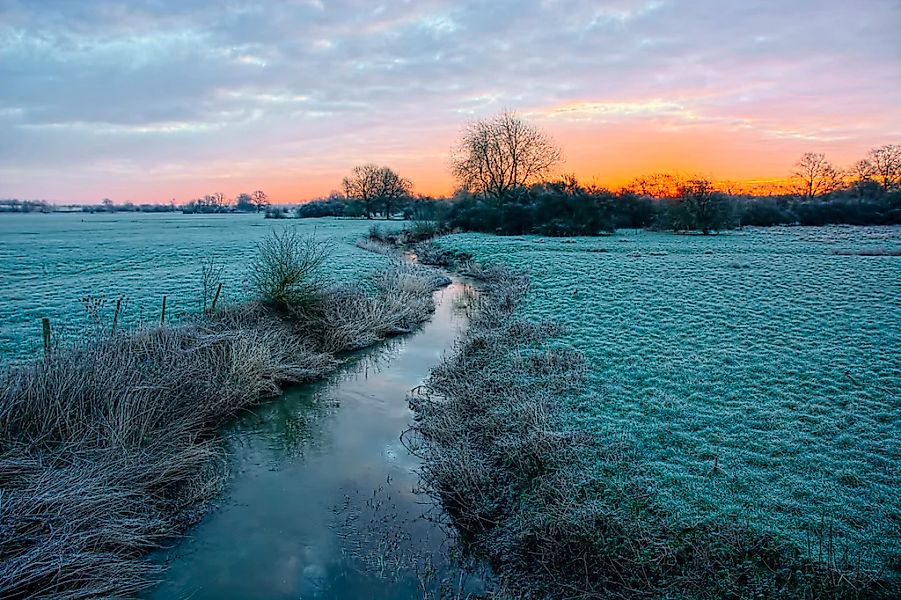 Papermoon Fototapete "Fluss durch Feld" günstig online kaufen
