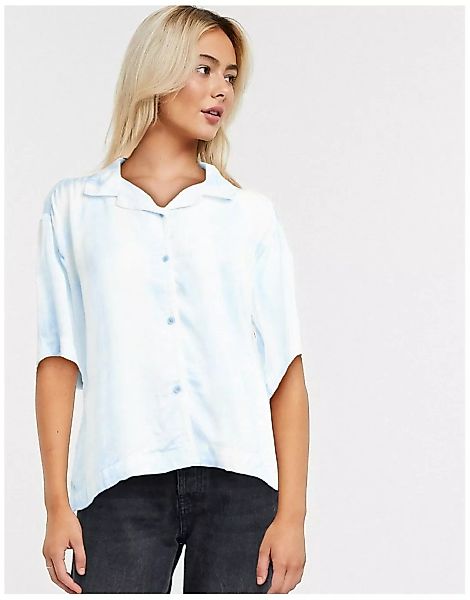 Weekday – Simone – Kurz geschnittenes Hemd mit Batikdesign in Pastellblau günstig online kaufen