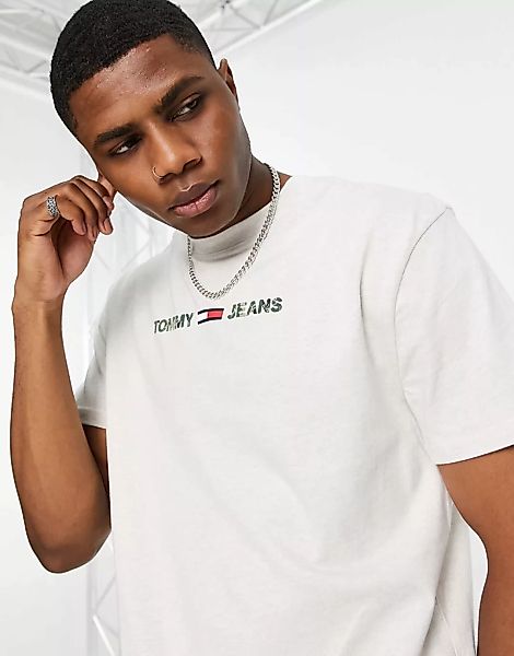 Tommy Jeans – T-Shirt in Kalkweiß mit linearem Logo im Military-Muster günstig online kaufen