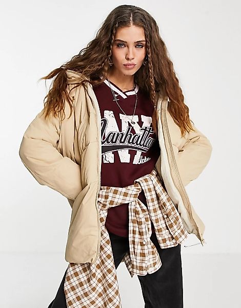 Bershka – Wattierte, lange Oversize-Jacke in Kamelbeige-Weiß günstig online kaufen