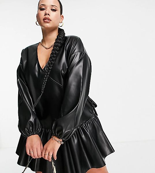 ASOS DESIGN Curve – Kurzes Wickel-Hängerkleid aus Kunstleder in Schwarz günstig online kaufen