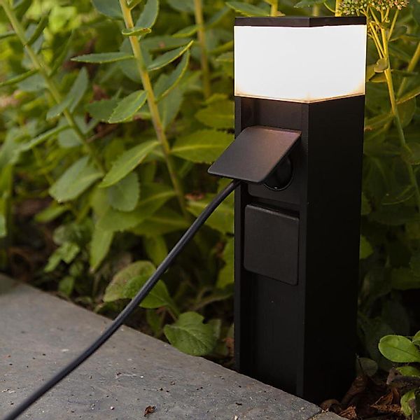 Smarte LED Wegeleuchte inkl. Steckdose Mains in Schwarz 11W 750lm IP44 günstig online kaufen