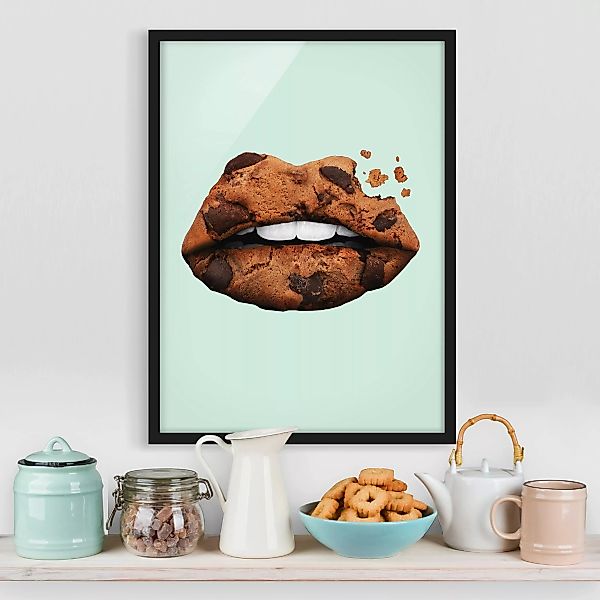 Bild mit Rahmen Küche - Hochformat Lippen mit Keks günstig online kaufen