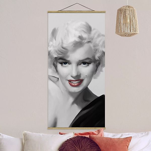 Stoffbild Kunstdruck mit Posterleisten - Hochformat Marilyn auf Sofa günstig online kaufen