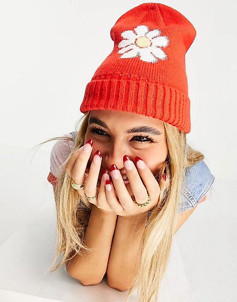 Topshop – Strickmütze aus recyceltem Polyester in Rot mit Gänseblümchen-Mot günstig online kaufen