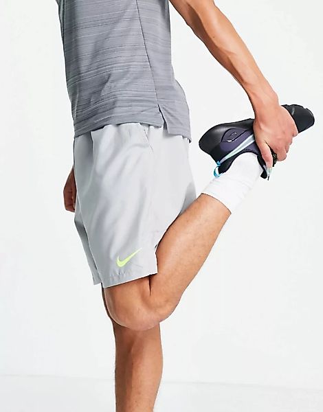 Nike Training – Flex – Shorts aus Gewebe in Grau günstig online kaufen