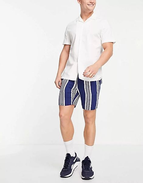 ASOS DESIGN – Leichte, schmal geschnittene Shorts in Marineblau gestreift günstig online kaufen