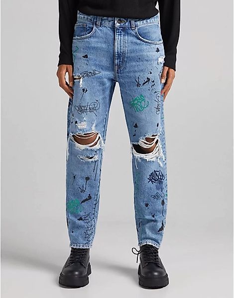 Bershka – Jeans in Blau mit geradem Bein, Graffitiprint und Zierrissen günstig online kaufen